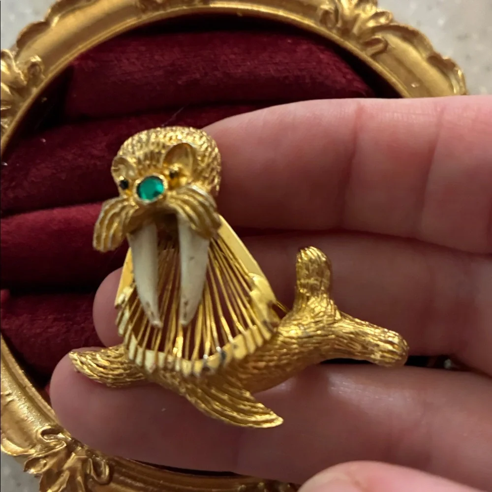 Vintage 1960’s Gold Tone Wire Walrus Brooch